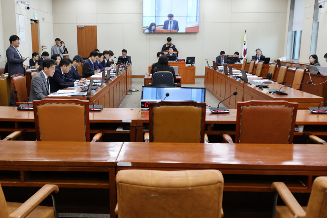 ▲박정 국회 환경노동위원장이 7일 오전 서울 여의도 국회에서 여당 위원과 정부 측 인사들이 불참한 가운데 환경노동위원회 전체회의를 주재하고 있다. (연합뉴스)