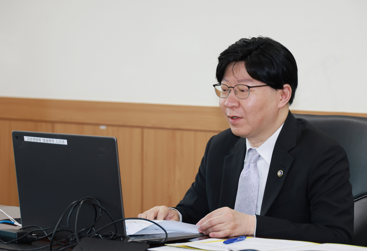 ▲김소영 금융위원회 부위원장이 7일 오전 서울 종로구 정부서울청사 중회의실에서 한국과 싱가포르에서 영업하고 있는 투자은행(IB) 등 외국계 금융회사들을 화상으로 연결해 한국의 경제 상황과 금융시장 전반에 대한 의견을 교환했다. (사진제공=금융위원회)