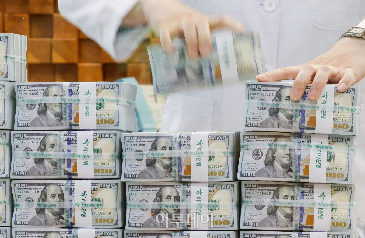 ▲달러 강세에 기타통화 외화자산액 환산액이 감소하면서 우리나라 외환보유액이 한 달만에 감소했다. 한국은행이 7일 발표한 '2024년 4월 말 외환보유액'에 따르면 지난달 말 기준 외환보유액은 4132억6000만 달러로 전월 말(4192억5000만 달러)보다 59억9000만 달러 줄었다. 이는 지난해 10월(4128억7000만 달러) 이후 6개월 만에 가장 적은 수준이다. 이날 서울 중구 하나은행 위변조대응센터에서 직원이 달러화를 정리하고 있다. 조현호 기자 hyunho@