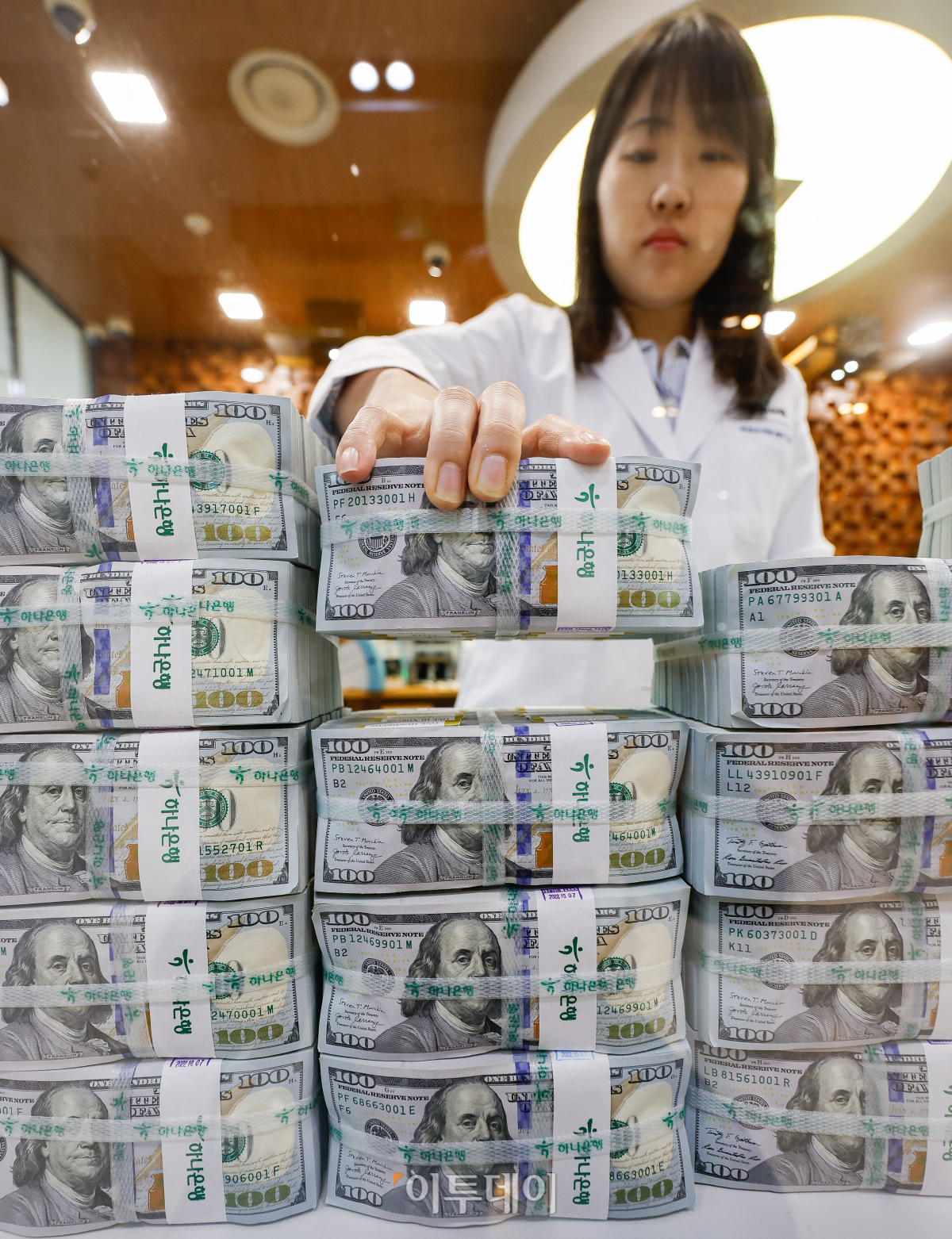 ▲달러 강세에 기타통화 외화자산액 환산액이 감소하면서 우리나라 외환보유액이 한 달만에 감소했다. 한국은행이 7일 발표한 '2024년 4월 말 외환보유액'에 따르면 지난달 말 기준 외환보유액은 4132억6000만 달러로 전월 말(4192억5000만 달러)보다 59억9000만 달러 줄었다. 이는 지난해 10월(4128억7000만 달러) 이후 6개월 만에 가장 적은 수준이다. 이날 서울 중구 하나은행 위변조대응센터에서 직원이 달러화를 정리하고 있다. 조현호 기자 hyunho@