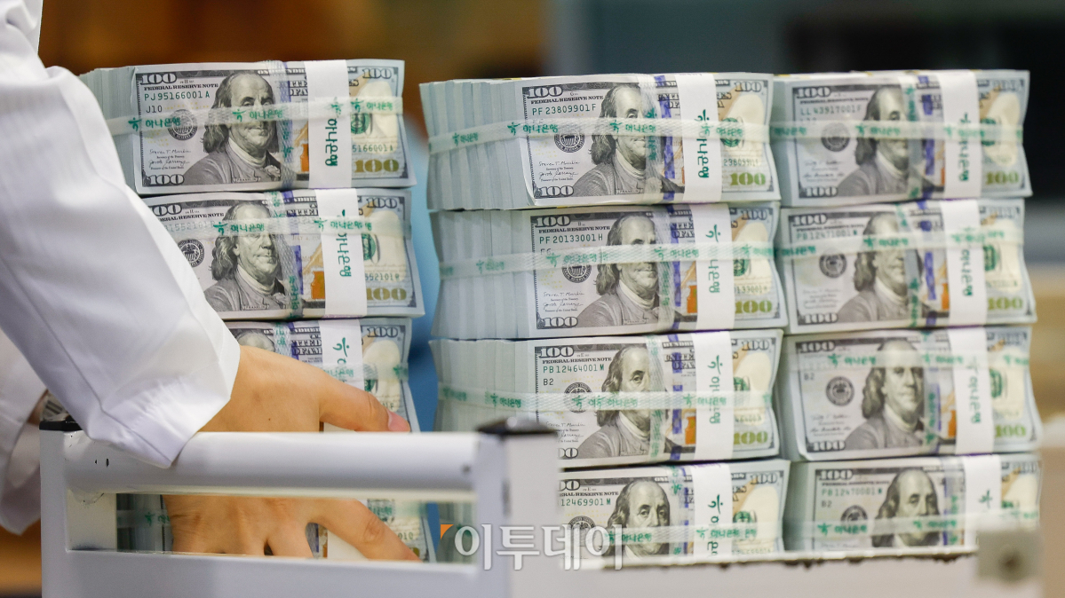 ▲달러 강세에 기타통화 외화자산액 환산액이 감소하면서 우리나라 외환보유액이 한 달만에 감소했다. 한국은행이 7일 발표한 '2024년 4월 말 외환보유액'에 따르면 지난달 말 기준 외환보유액은 4132억6000만 달러로 전월 말(4192억5000만 달러)보다 59억9000만 달러 줄었다. 이는 지난해 10월(4128억7000만 달러) 이후 6개월 만에 가장 적은 수준이다. 이날 서울 중구 하나은행 위변조대응센터에서 직원이 달러화를 정리하고 있다. 조현호 기자 hyunho@