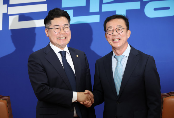 ▲더불어민주당 박찬대 원내대표(왼쪽)가 7일 국회를 방문한 대통령실 홍철호 정무수석과 만나 악수를 하고 있다. (연합뉴스)