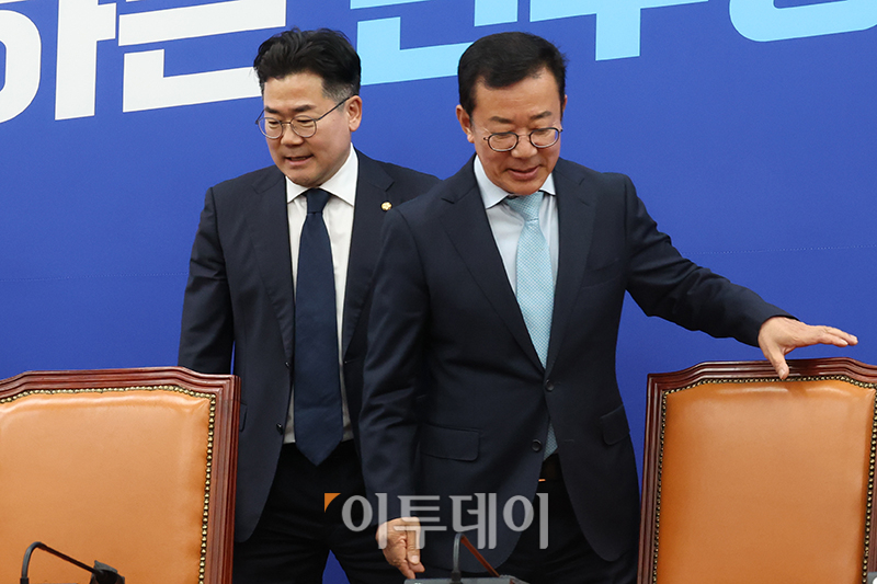 ▲박찬대(왼쪽) 더불어민주당 원내대표가 7일 서울 여의도 국회 원내대표실을 예방한 홍철호 대통령실 정무수석과 인사를 마치고 자리로 향하고 있다. 고이란 기자 photoeran@