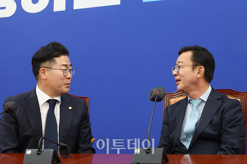 ▲박찬대(왼쪽) 더불어민주당 원내대표가 7일 서울 여의도 국회 원내대표실을 예방한 홍철호 대통령실 정무수석과 대화하고 있다. 고이란 기자 photoeran@