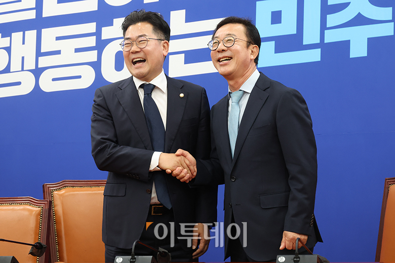 ▲박찬대(왼쪽) 더불어민주당 원내대표가 7일 서울 여의도 국회 원내대표실을 예방한 홍철호 대통령실 정무수석과 악수하고 있다. 고이란 기자 photoeran@