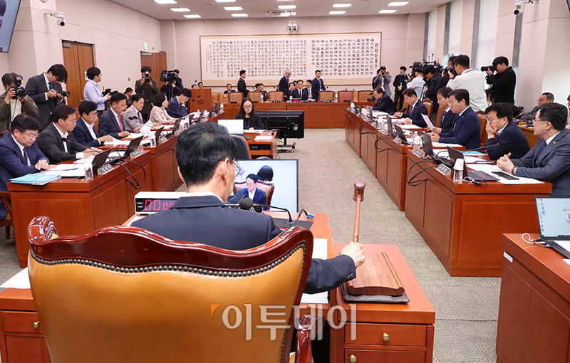 ▲김도읍 법제사법위원회 위원장이 7일 서울 여의도 국회에서 열린 법사위 전체회의에서 의사봉을 두드리고 있다. 이날 법사위는 오동운 고위공직자범죄수사처장 후보자 인사청문회 실시 계획서 채택의 건 등을 의결했다. 고이란 기자 photoeran@