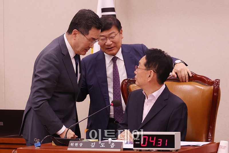 ▲김도읍 법제사법위원회 위원장이 7일 서울 여의도 국회에서 열린 법사위 전체회의에서 의사봉을 두드리고 있다. 이날 법사위는 오동운 고위공직자범죄수사처장 후보자 인사청문회 실시 계획서 채택의 건 등을 의결했다. 고이란 기자 photoeran@