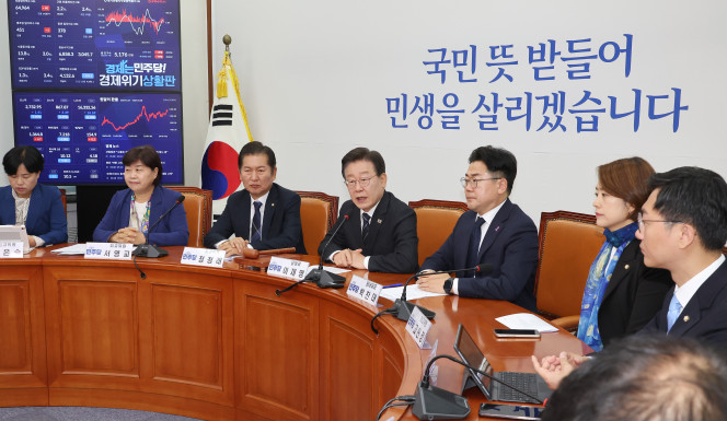 ▲더불어민주당 이재명 대표(가운데)가 8일 오전 국회에서 열린 최고위원회의에서 발언하고 있다. (연합뉴스)