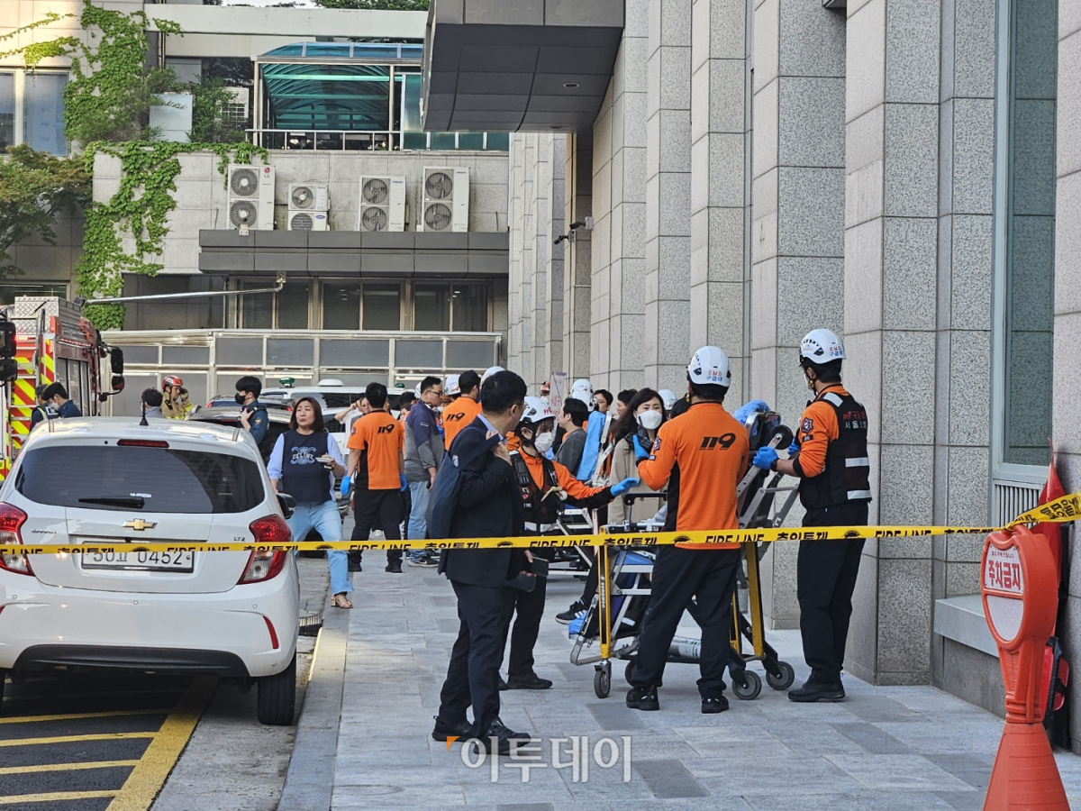 ▲8일 오후 5시 45분쯤 서울 동대문구 동대문구청에서 소화기 분출 사고가 발생, 부상자들이 구급차로 옮겨지고 있다. (문현호 기자 m2h@)