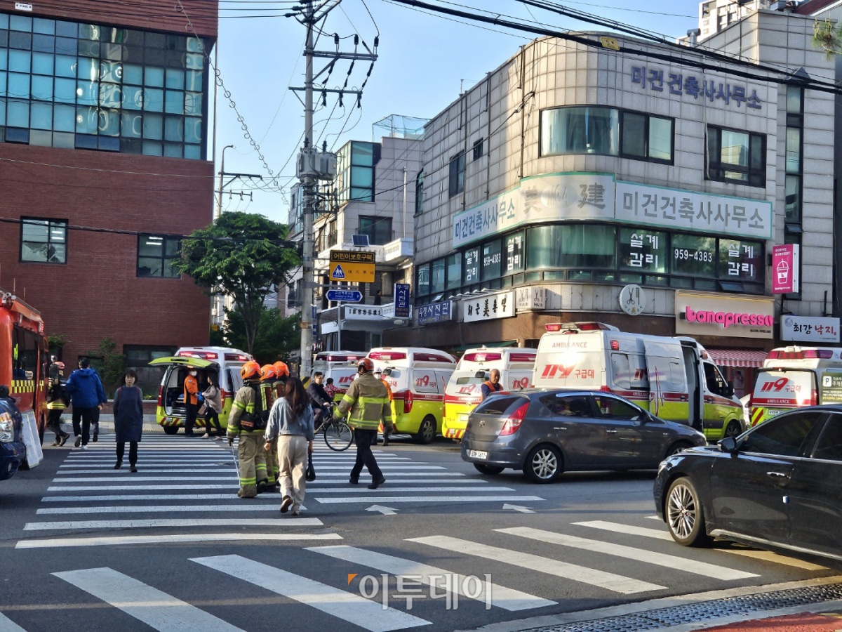 ▲8일 오후 5시 45분쯤 서울 동대문구 동대문구청에서 소화기 분출 사고가 발생, 구급차와 소방차, 경찰차가 현장에 출동했다. (문현호 기자 m2h@)