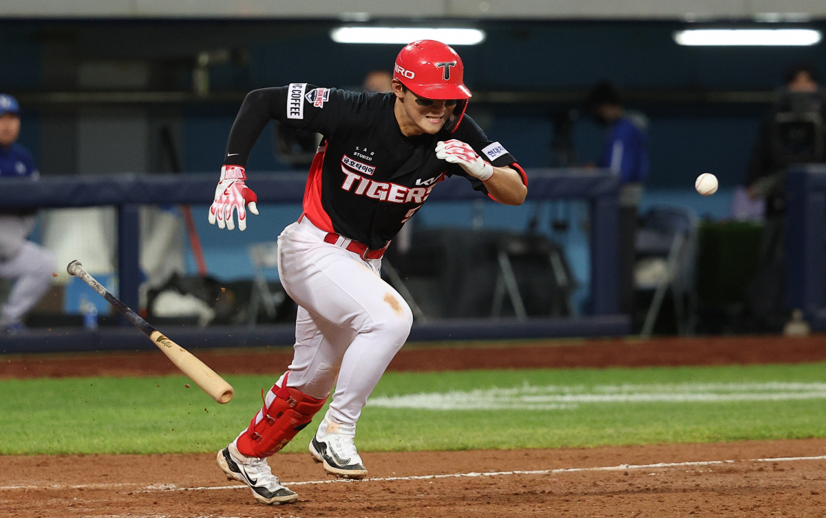 ▲8일 오후 대구 삼성라이온즈파크에서 열린 2024 프로야구 KIA 타이거즈와 삼성 라이온즈의 경기. 12회초 무사 주자 2루 상황에서 KIA 김도영이 번트를 성공시키고 있다. (연합뉴스)