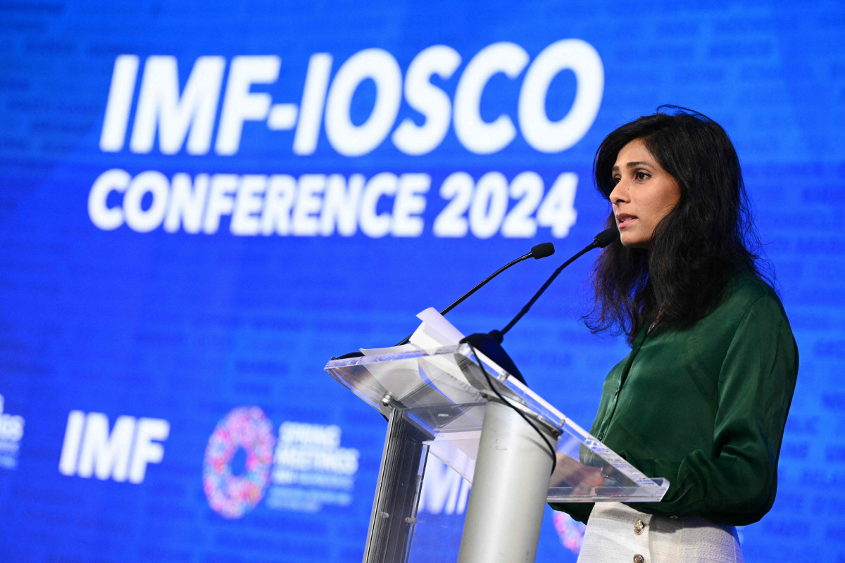 ▲기타 고피나스 국제통화기금(IMF) 부총재가 지난달 15일 IMF-IOSCO 콘퍼런스에서 연설하고 있다. 워싱턴D.C./AFP연합뉴스