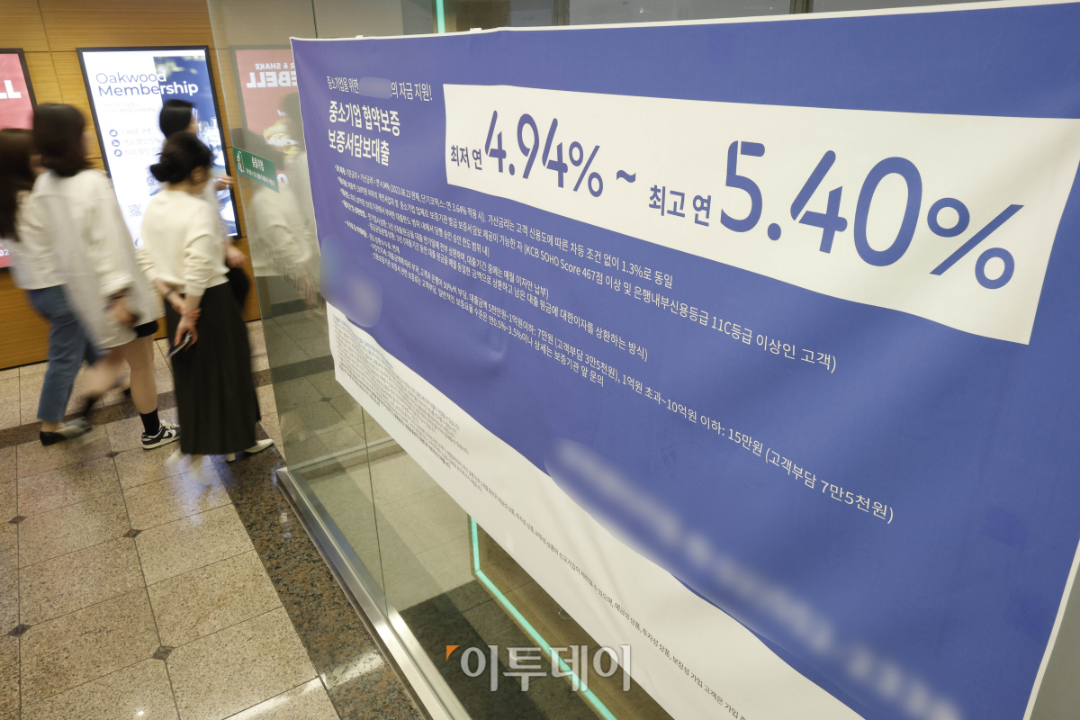 ▲올해 1분기 우리나라의 가계부채 비율이 3년 반 만에 국내총생산(GDP) 100% 아래로 떨어졌다. 9일 국제금융협회(IIF)의 세계 부채(Global Debt) 최신 보고서에 따르면, 올해 1분기 기준 한국의 가계부채 비율은 국내총생산(GDP) 대비 98.9%로 집계됐다. 지난해 4분기 기록한 100.1%보다 1.2%포인트 낮아진 수준으로 2020년 2분기 이후 3년 6개월 만에 90%대로 내려왔다. 최고점이던 2022년 1분기(105.5%)보다는 6.6%포인트 낮은 수준이다. 우리나라의 가계부채 비율은 코로나19가 유행한 2020년 이후 4년 넘게 세계 최대 가계 부채에서 벗어나지 못하다 이번에 100% 이하로 떨어졌다. 이날 서울 시내 한 시중은행 외벽에 대출 상품 안내문이 붙어 있다. 조현호 기자 hyunho@