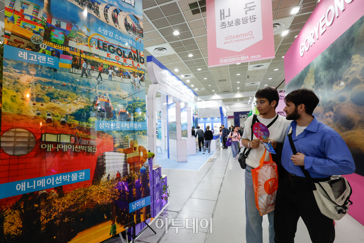 ▲9일 서울 강남구 코엑스에서 열린 제39회 서울국제관광전에서 관람객들이 관광상품을 살펴보고 있다. 전 세계 70여 개국이 참가하여 각 국가의 관광, 여행, 문화를 다양한 콘텐츠를 홍보하는 국내 최대 종합관광박람회인 서울국제관광전은 이날부터 12일까지 코엑스 A홀에서 열린다. 조현호 기자 hyunho@