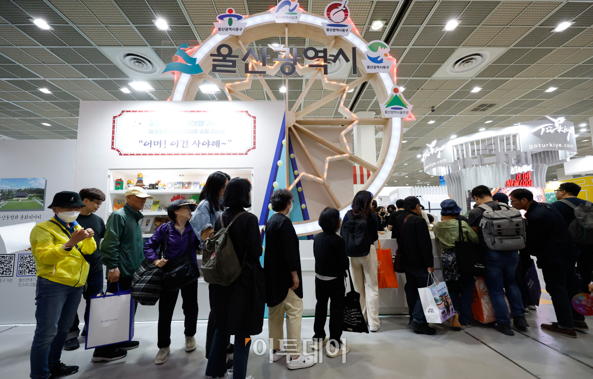 ▲9일 서울 강남구 코엑스에서 열린 제39회 서울국제관광전에서 관람객들이 관광상품을 살펴보고 있다. 전 세계 70여 개국이 참가하여 각 국가의 관광, 여행, 문화를 다양한 콘텐츠를 홍보하는 국내 최대 종합관광박람회인 서울국제관광전은 이날부터 12일까지 코엑스 A홀에서 열린다. 조현호 기자 hyunho@