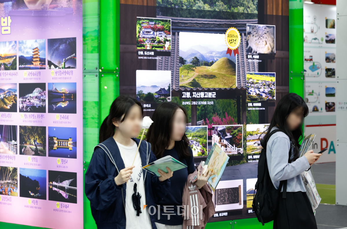 ▲9일 서울 강남구 코엑스에서 열린 제39회 서울국제관광전에서 관람객들이 관광상품을 살펴보고 있다. 전 세계 70여 개국이 참가하여 각 국가의 관광, 여행, 문화를 다양한 콘텐츠를 홍보하는 국내 최대 종합관광박람회인 서울국제관광전은 이날부터 12일까지 코엑스 A홀에서 열린다. 조현호 기자 hyunho@