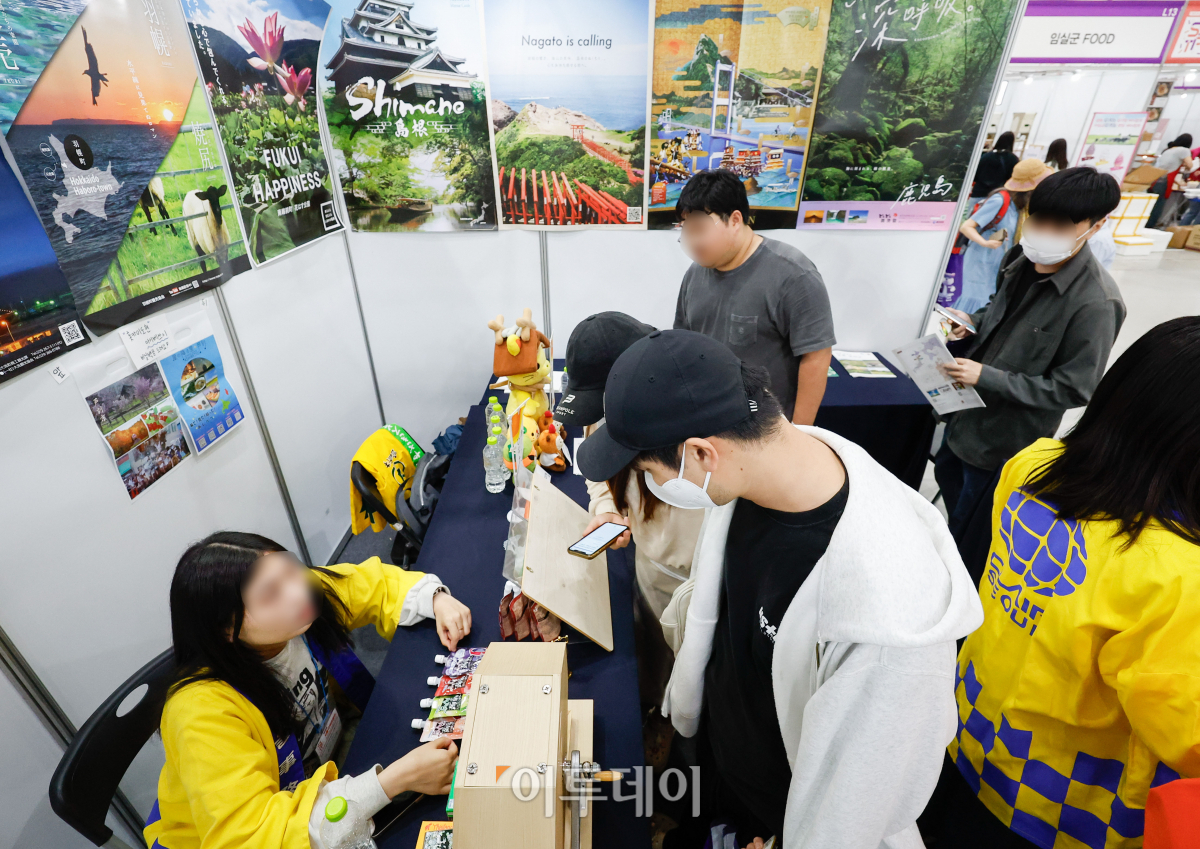 ▲9일 서울 강남구 코엑스에서 열린 제39회 서울국제관광전에서 관람객들이 관광상품을 살펴보고 있다. 전 세계 70여 개국이 참가하여 각 국가의 관광, 여행, 문화를 다양한 콘텐츠를 홍보하는 국내 최대 종합관광박람회인 서울국제관광전은 이날부터 12일까지 코엑스 A홀에서 열린다. 조현호 기자 hyunho@