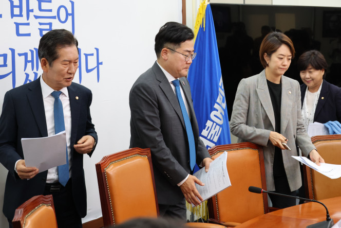 ▲더불어민주당 박찬대 원내대표와 정청래, 고민정 최고위원이 10일 오전 서울 여의도 국회에서 열린 최고위원회의에 참석하고 있다. (연합뉴스)