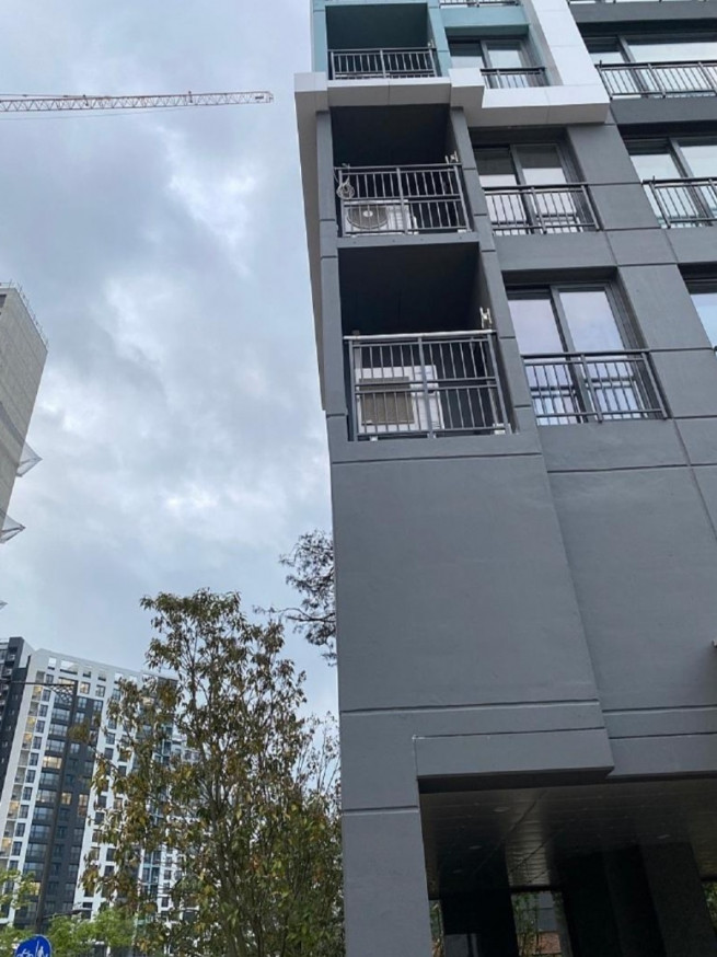 ▲전북 무안 힐스테이트의 외벽이 휜 모습. (출처=보배드림)