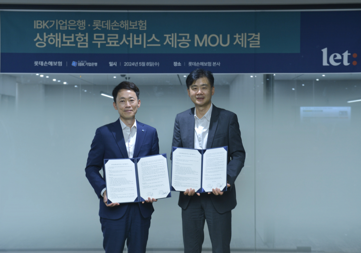 ▲오명식 롯데손해보험 상무와 김태형 IBK기업은행 부행장(연금사업그룹장)이 업무협약 체결 후 기념촬영을 하고 있다. (사진제공=롯데손해보)