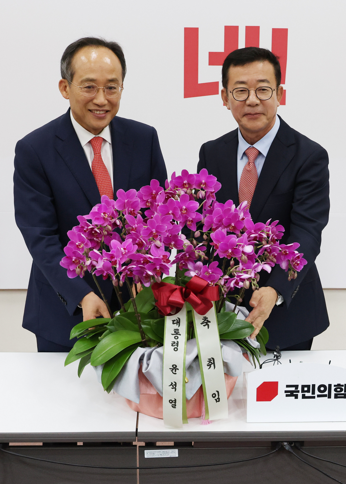 ▲국민의힘 추경호 원내대표(왼쪽)가 10일 국회를 방문한 대통령실 홍철호 정무수석과 만나 취재진 앞에서 포즈를 취하고 있다. (연합뉴스)