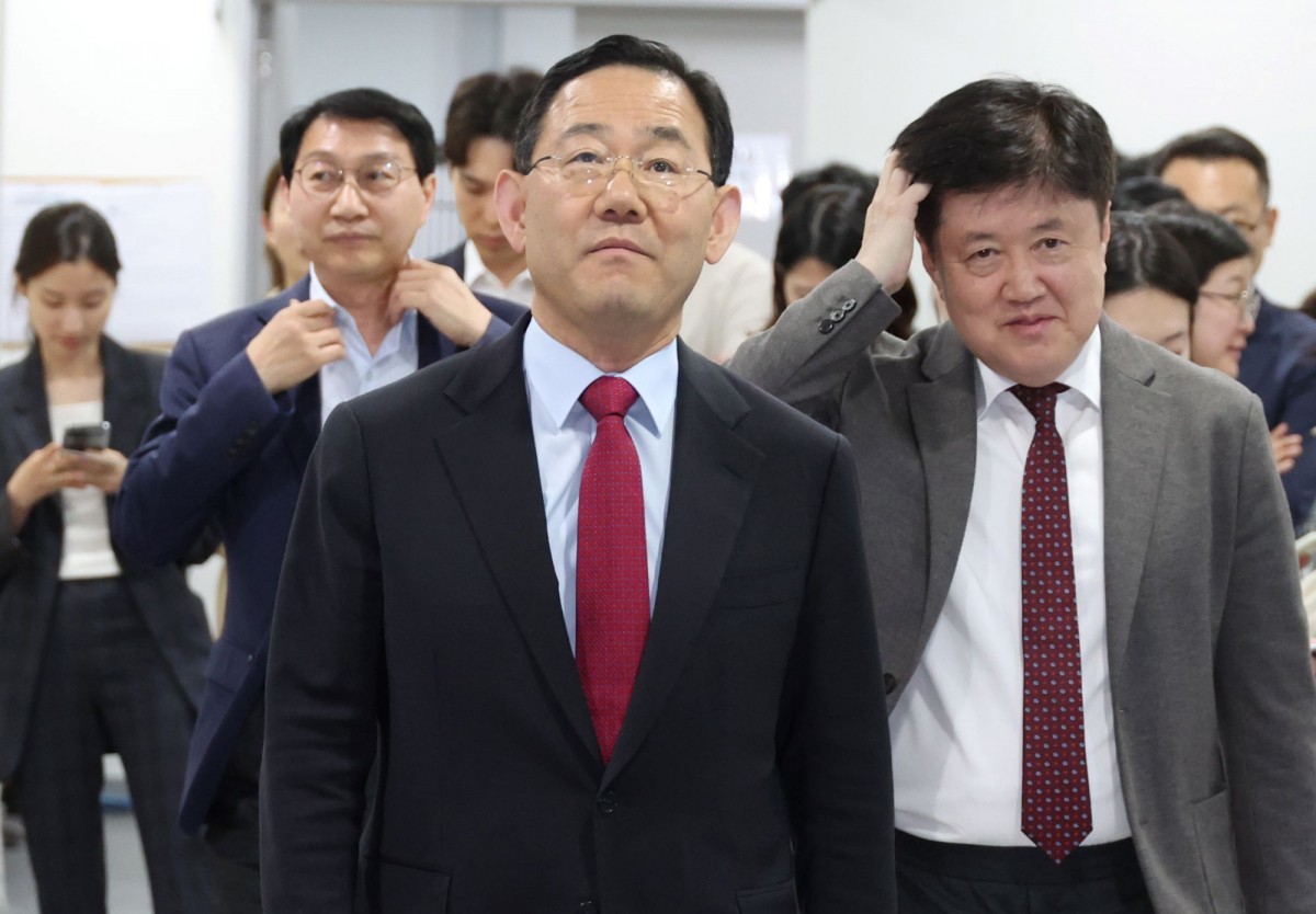 ▲주호영 국회 연금개혁 특별위원장과 여야 간사들이 7일 오후 서울 여의도 국회 소통관에서 유럽출장 취소 및 연금개혁특위 활동 종료 관련 기자회견을 하기위해 들어서고 있다. 왼쪽부터 김성주 더불어민주당 간사, 주호영 특위위원장, 유경준 국민의힘 간사.  (뉴시스)