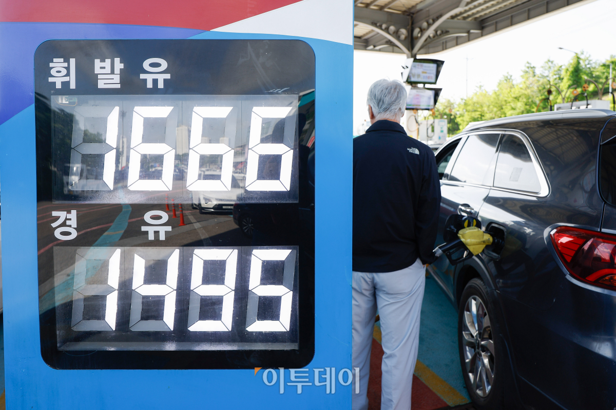 ▲고공행진하던 주유소 휘발유·경유 가격이 국게 유가가 최근 한 달 가까이 하락한 영향으로 7주만에 하락했다. 한국석유공사 유가정보서비스 오피넷에 따르면 5월 둘쨰 주 전국 주유소 휘발유 평균 판매 가격은 리터(L)당 1711.7원으로 전주 대비 1.2원 하락했다. 경유 가격은 1560.8원으로 전주보다 5.5원 내렸다. 12일 서울 만남의광장 주유소에 유가정보가 게시돼 있다. 조현호 기자 hyunho@