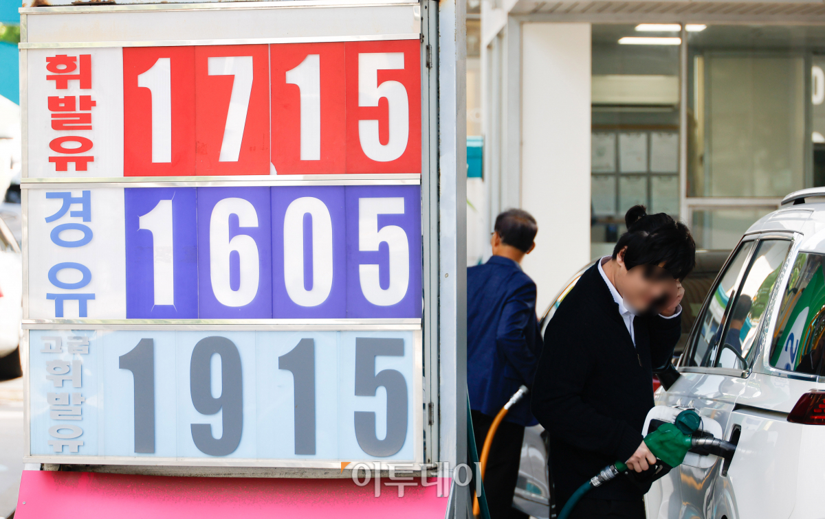 ▲고공행진하던 주유소 휘발유·경유 가격이 국게 유가가 최근 한 달 가까이 하락한 영향으로 7주만에 하락했다. 한국석유공사 유가정보서비스 오피넷에 따르면 5월 둘쨰 주 전국 주유소 휘발유 평균 판매 가격은 리터(L)당 1711.7원으로 전주 대비 1.2원 하락했다. 경유 가격은 5.5원 내린 1560.8원을 기록했다. 12일 서울 시내 한 주유소에 유가정보가 게시돼 있다. 조현호 기자 hyunho@