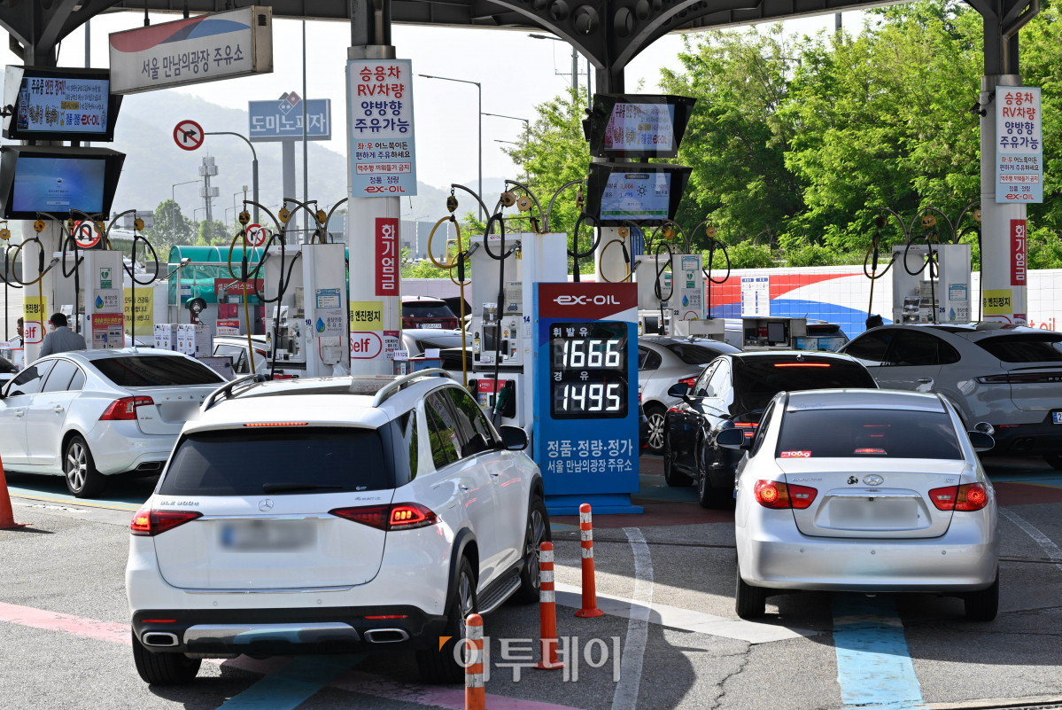 ▲서울 만남의광장 주유소에 유가정보가 게시돼 있다. 조현호 기자 hyunho@