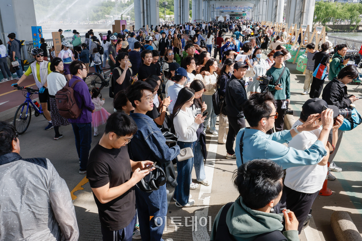 ▲차 없는 잠수교 뚜벅뚜벅 축제가 열린 12일 서울 서초구 잠수교를 찾은 시민들이 즐거운 시간을 보내고 있다. 조현호 기자 hyunho@