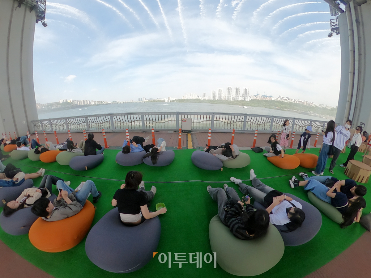 ▲차 없는 잠수교 뚜벅뚜벅 축제가 열린 12일 서울 서초구 잠수교를 찾은 시민들이 즐거운 시간을 보내고 있다. 조현호 기자 hyunho@