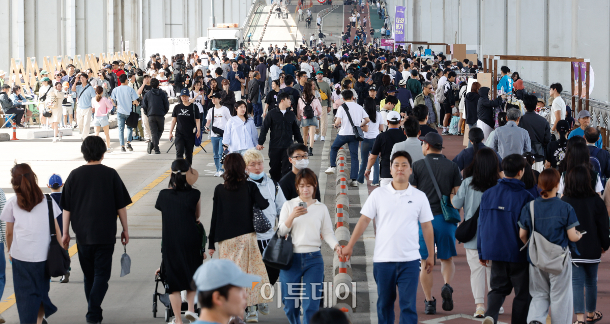 ▲차 없는 잠수교 뚜벅뚜벅 축제가 열린 12일 서울 서초구 잠수교를 찾은 시민들이 즐거운 시간을 보내고 있다. 조현호 기자 hyunho@