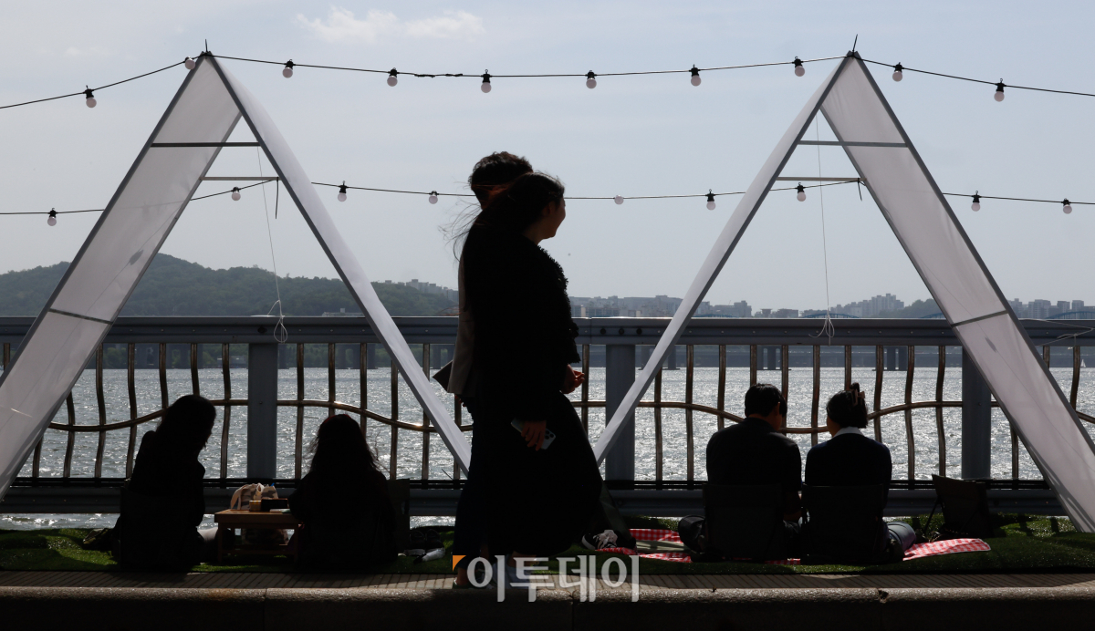 ▲차 없는 잠수교 뚜벅뚜벅 축제가 열린 12일 서울 서초구 잠수교를 찾은 시민들이 즐거운 시간을 보내고 있다. 조현호 기자 hyunho@