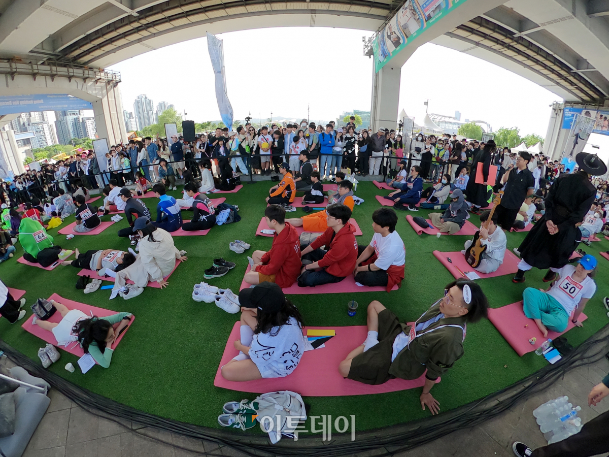 ▲12일 서울 서초구 잠수교에서 열린 2024 한강 멍때리기 대회에서 참가자들이 멍을 때리고 있다. 조현호 기자 hyunho@