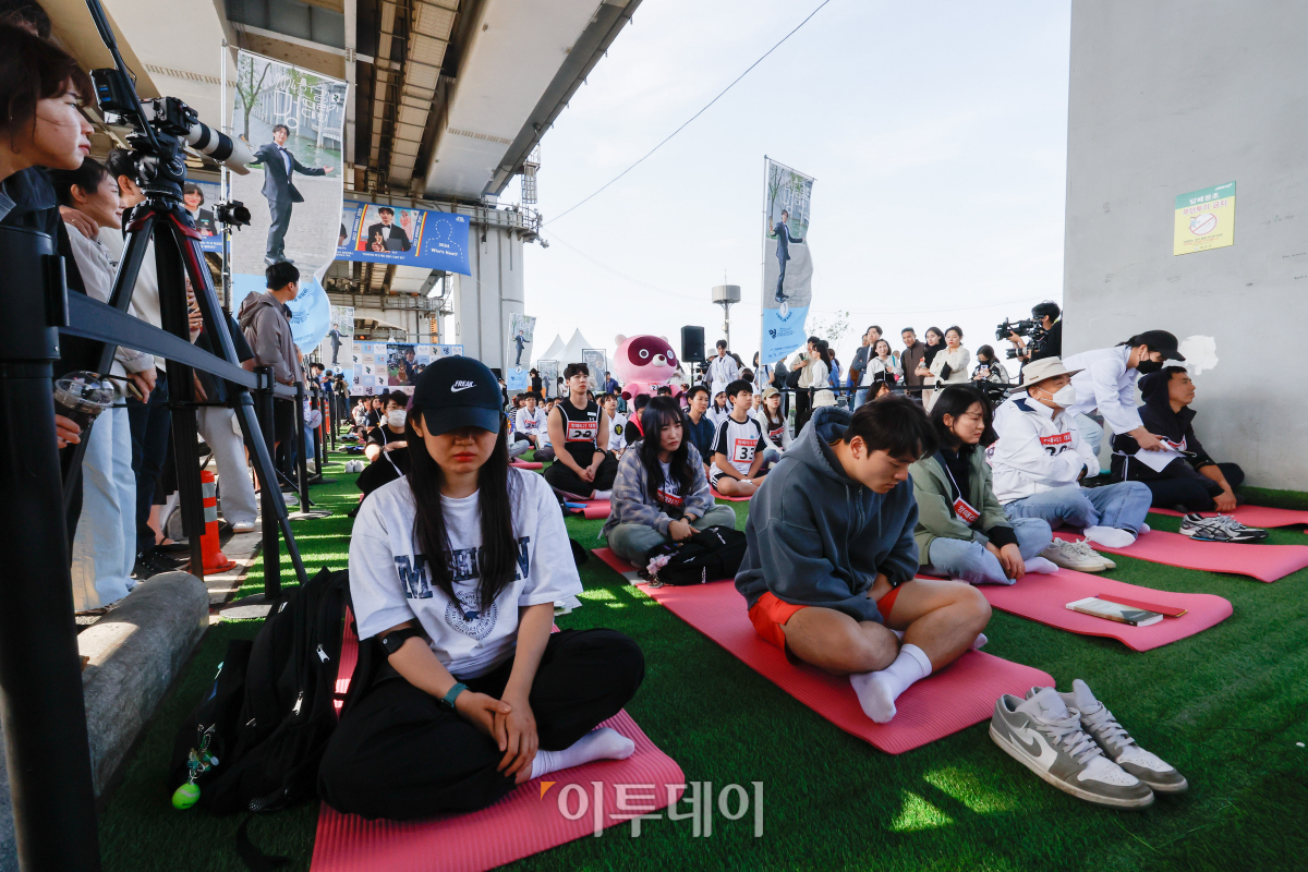 ▲12일 서울 서초구 잠수교에서 열린 2024 한강 멍때리기 대회에서 참가자들이 멍을 때리고 있다. 조현호 기자 hyunho@