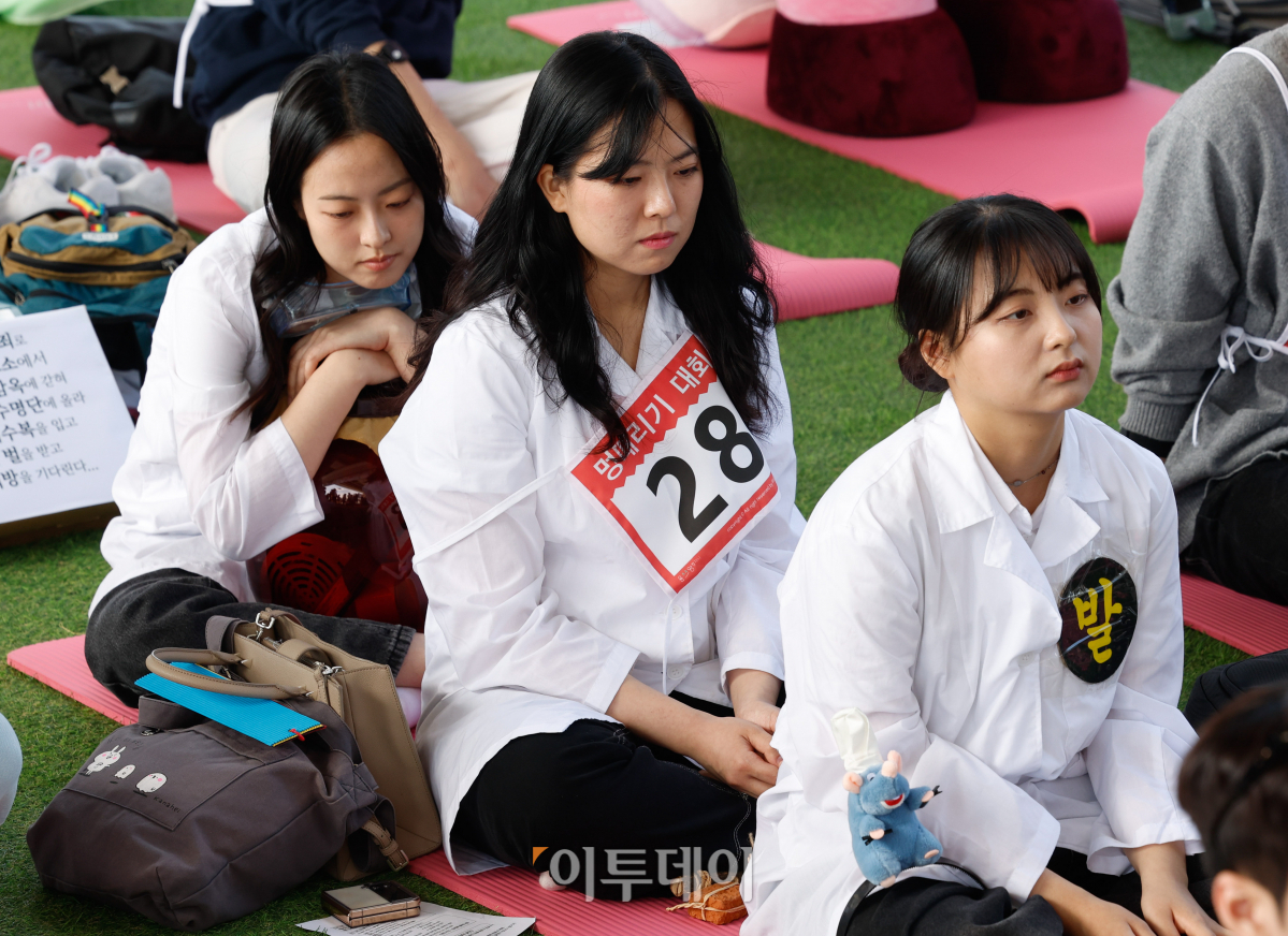 ▲12일 서울 서초구 잠수교에서 열린 2024 한강 멍때리기 대회에서 참가자들이 멍을 때리고 있다. 조현호 기자 hyunho@