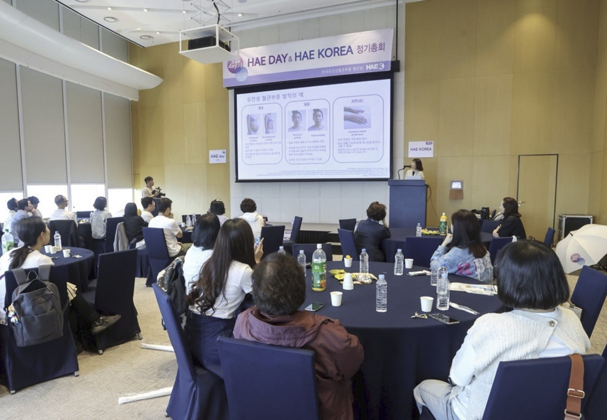 ▲지난 11일 서울 송파구 롯데월드타워에서 한국천식알레르기협회 소속 유전성 혈관부종 전문의들이 한국 유전성 혈관부종 환우회 회원들과 만나 질환에 대한 설명 및 질의응답을 진행했다. (사진제공=한국천식알레르기협회)