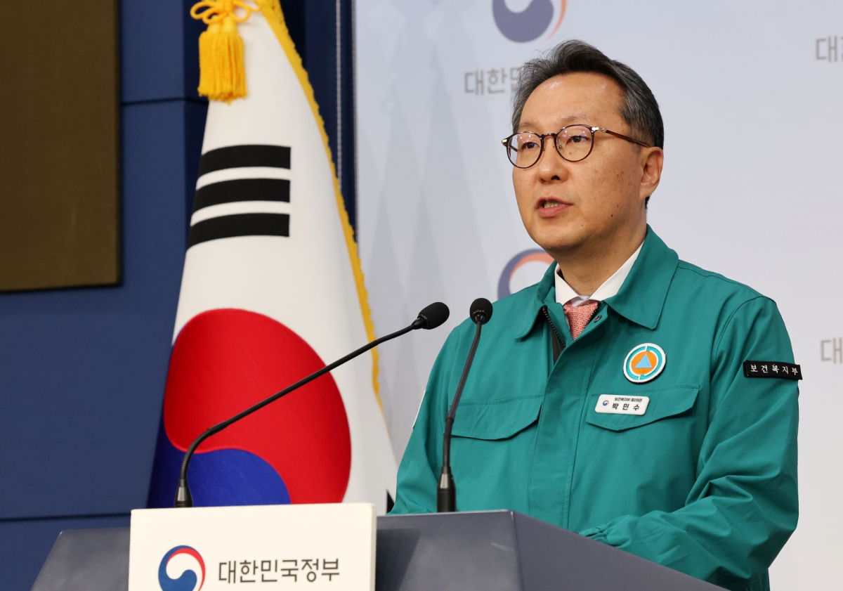 ▲박민수 '의사 집단행동 중앙재난안전대책본부(중대본)' 1총괄조정관(보건복지부 2차관)이 13일 오전 서울 종로구 정부서울청사 별관에서 중대본 회의 결과를 발표하고 있다. (뉴시스)