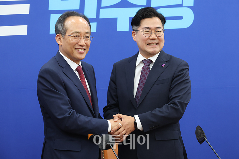 ▲박찬대(오른쪽) 더불어민주당 원내대표가 13일 서울 여의도 국회 원내대표실을 예방한 추경호 국민의힘 원내대표와 인사하고 있다. 고이란 기자 photoeran@