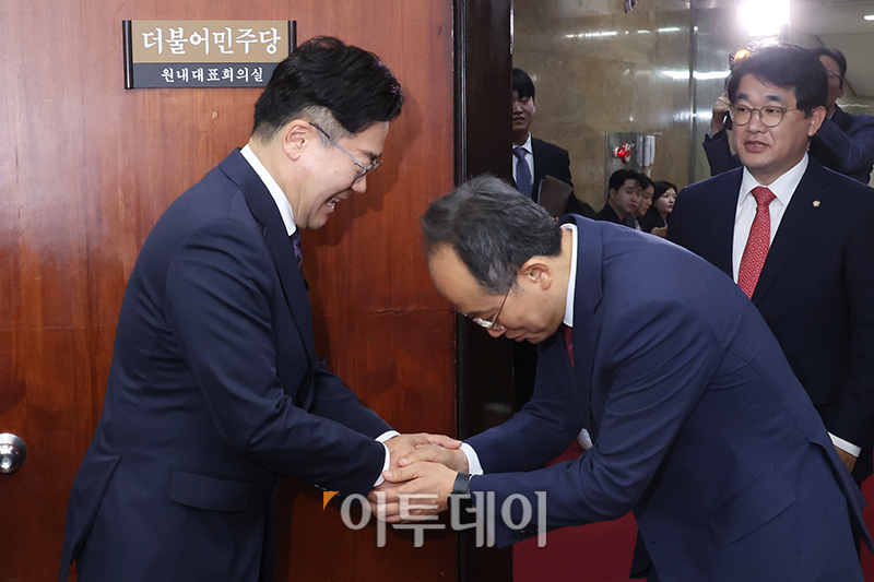 ▲박찬대(왼쪽) 더불어민주당 원내대표가 13일 서울 여의도 국회 원내대표실을 예방한 추경호 국민의힘 원내대표와 대화하고 있다. 오른쪽은 배준영 국민의힘 원내수석부대표. 고이란 기자 photoeran@