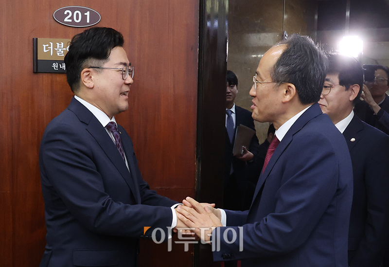 ▲박찬대(왼쪽) 더불어민주당 원내대표가 13일 서울 여의도 국회 원내대표실을 예방한 추경호 국민의힘 원내대표와 대화하고 있다. 고이란 기자 photoeran@