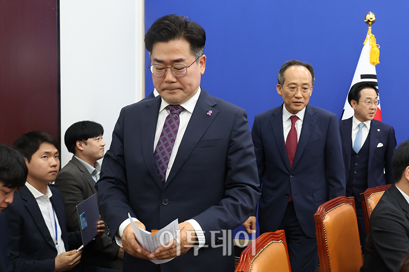 ▲박찬대(왼쪽) 더불어민주당 원내대표가 13일 서울 여의도 국회 원내대표실을 예방한 추경호 국민의힘 원내대표와 비공개 회동을 위해 이동하고 있다. 오른쪽은 박성준 더불어민주당 원내수석부대표. 고이란 기자 photoeran@