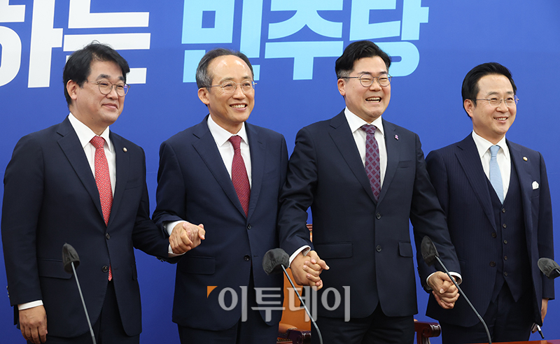 ▲박찬대 더불어민주당 원내대표가 13일 서울 여의도 국회 원내대표실을 예방한 추경호 국민의힘 원내대표와 기념촬영을 하고 있다. 왼쪽부터 국민의힘 배준영 원내수석부대표, 추 원내대표, 더불어민주당 박 원내대표, 박성준 원내수석부대표.고이란 기자 photoeran@