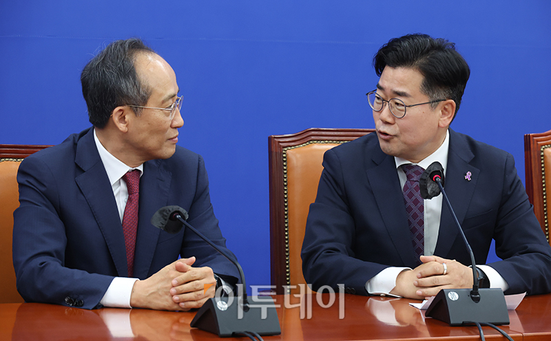 ▲박찬대(오른쪽) 더불어민주당 원내대표가 13일 서울 여의도 국회 원내대표실을 예방한 추경호 국민의힘 원내대표와 대화하고 있다. 고이란 기자 photoeran@