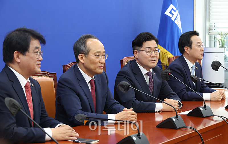 ▲박찬대 더불어민주당 원내대표가 13일 서울 여의도 국회 원내대표실을 예방한 추경호 국민의힘 원내대표와 대화하고 있다. 왼쪽부터 국민의힘 배준영 원내수석부대표, 추 원내대표, 더불어민주당 박 원내대표, 박성준 원내수석부대표.고이란 기자 photoeran@