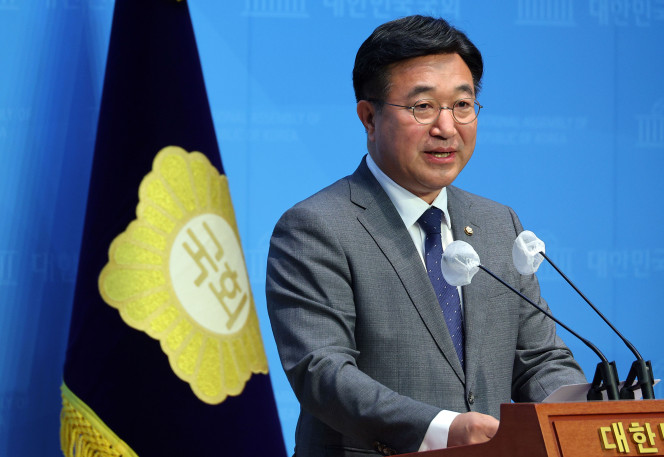 ▲더불어민주당 윤호중 의원이 13일 오전 국회 소통관에서 열린 원포인트 개헌 요구 기자회견에서 발언하고 있다. (연합뉴스)