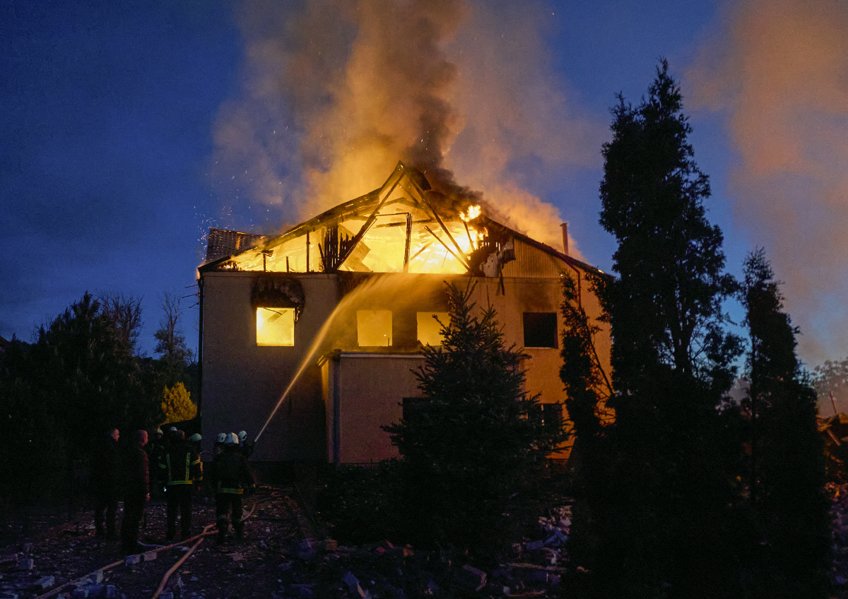 ▲우크라이나 하르키우에서 10일(현지시간) 소방대원들이 러시아 미사일 공습으로 발생한 화재를 진압하고 있다. 하르키우(우크라이나)/EPA연합뉴스