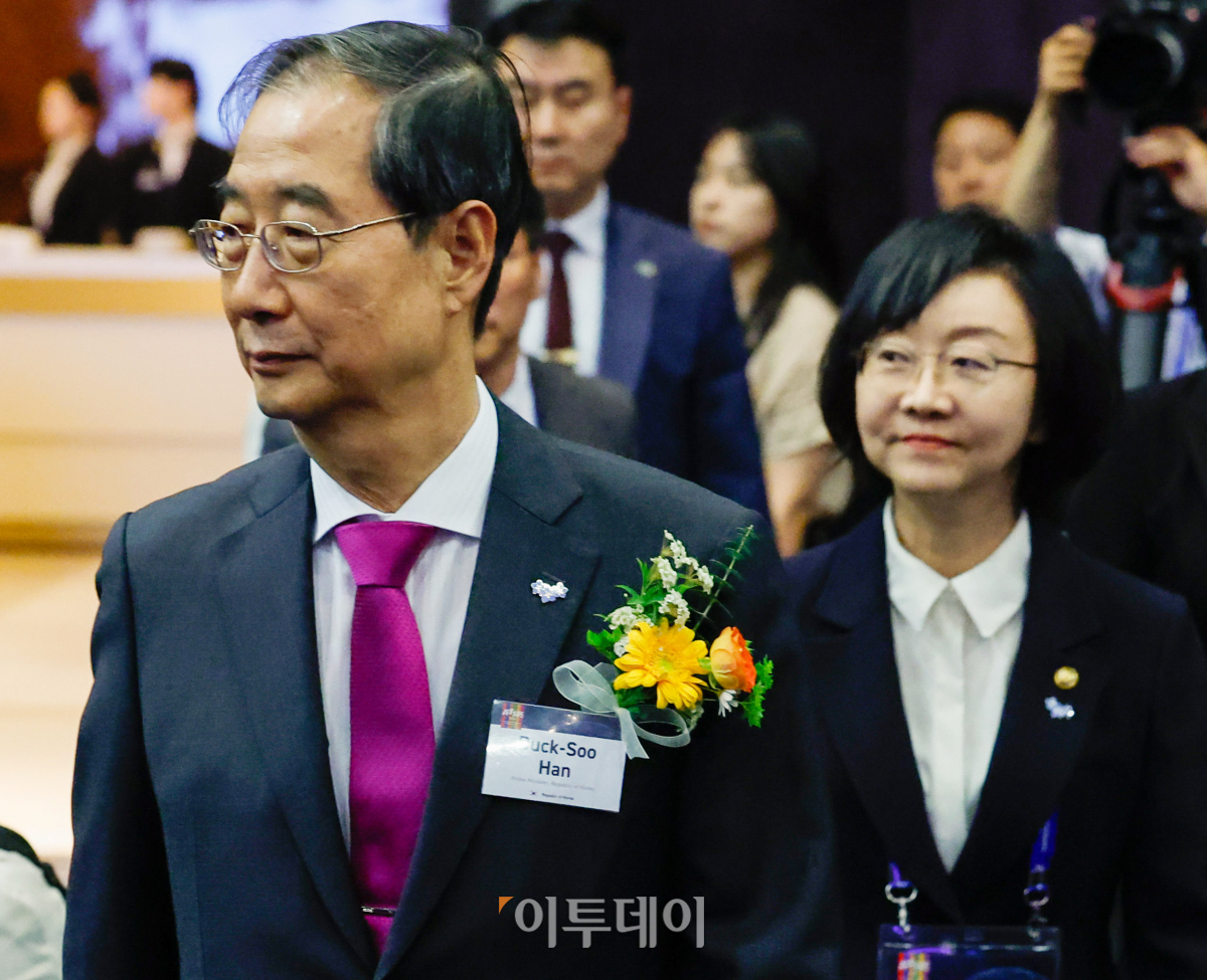 ▲한덕수(왼쪽) 국무총리와 오유경 식품의약품안전처 처장이 13일 서울 중구 웨스틴 조선 호텔에서 열린 아시아-태평양 식품 규제기관장 협의체(APFRAS) 2024 개회식에 참석하고 있다. 조현호 기자 hyunho@