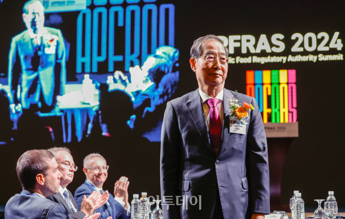 ▲한덕수 국무총리가 13일 서울 중구 웨스틴 조선 호텔에서 열린 아시아-태평양 식품 규제기관장 협의체(APFAS) 2024 개회식에서 참석자들에게 인사를 하고 있다. 조현호 기자 hyunho@