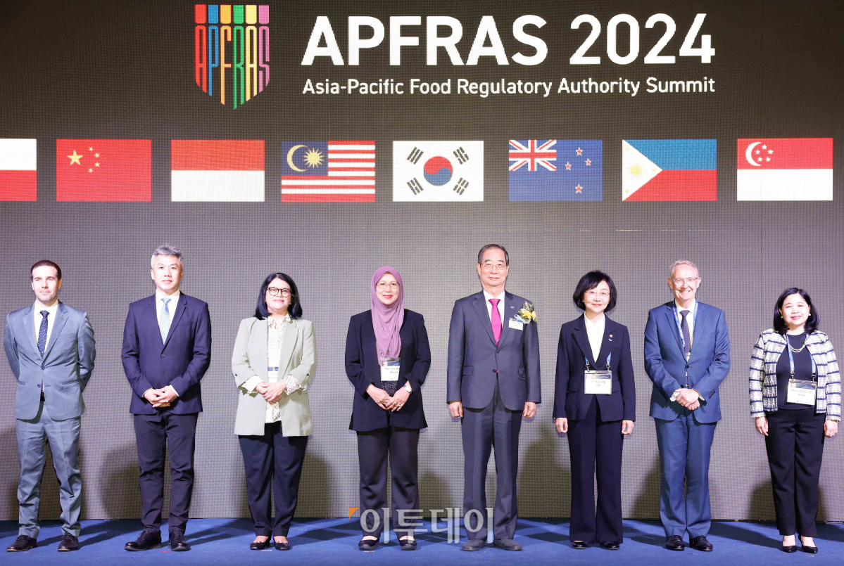 ▲한덕수(왼쪽 다섯번째) 국무총리와 오유경(왼쪽 여섯번째) 식품의약품안전처 처장 등 내빈들이 13일 서울 중구 웨스틴 조선 호텔에서 열린 아시아-태평양 식품 규제기관장 협의체(APFRAS) 2024 개회식에서 기념촬영을 하고 있다. 조현호 기자 hyunho@